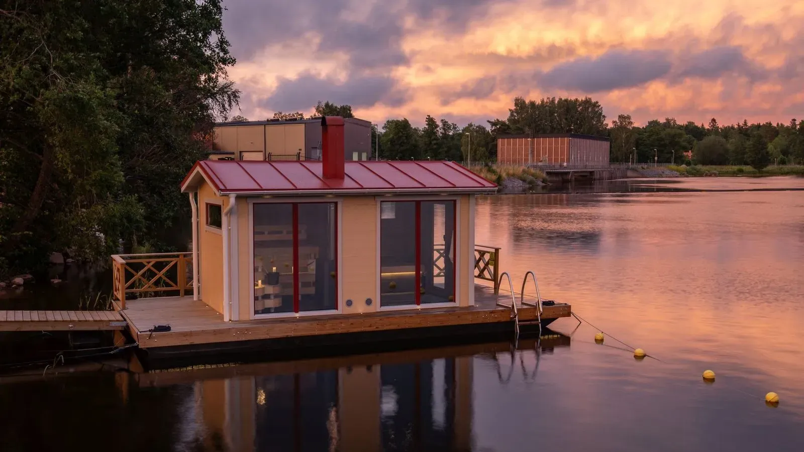 Den vedeldade bastuflotten vid bryggan på Dalälven.