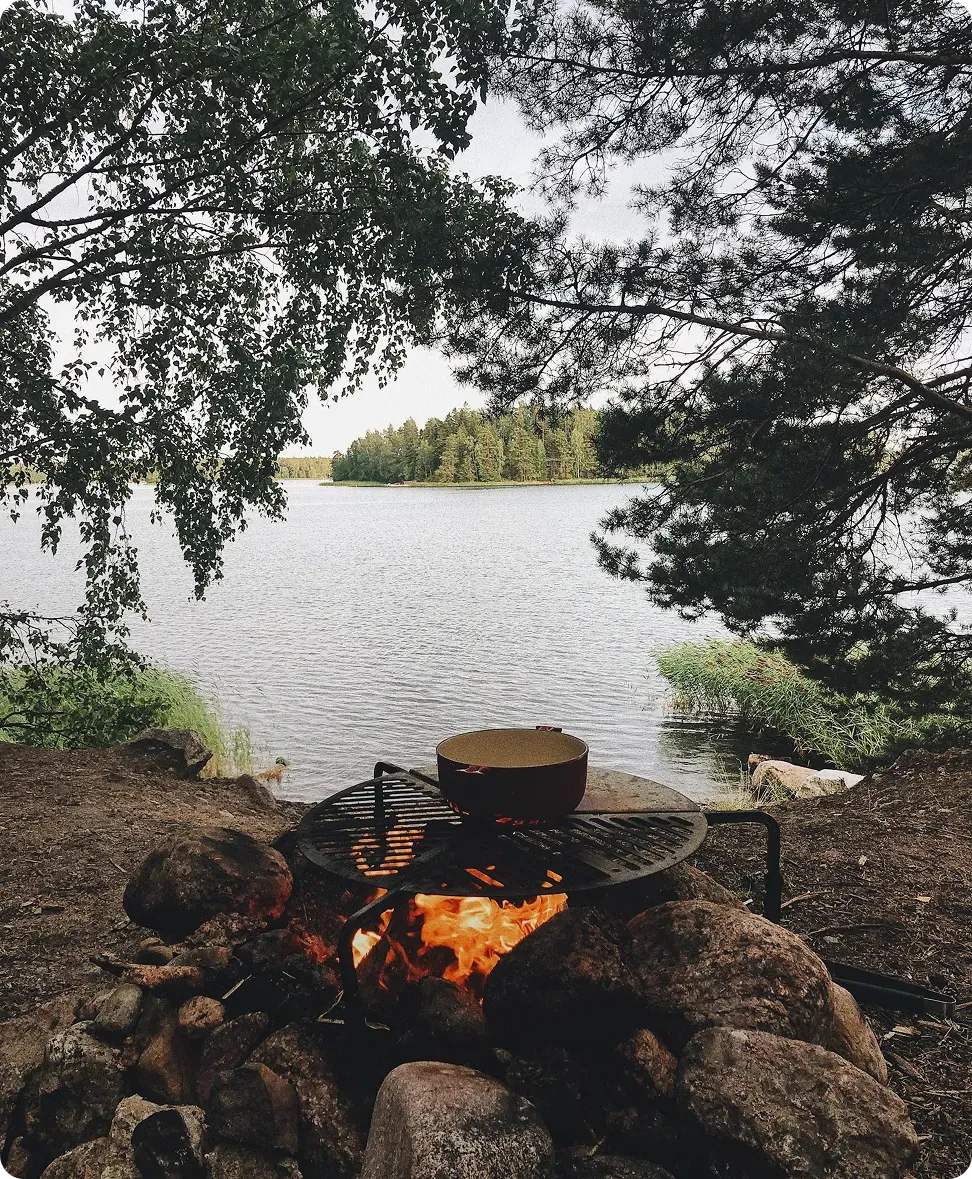 En eldstad vid Dalälvens strand.