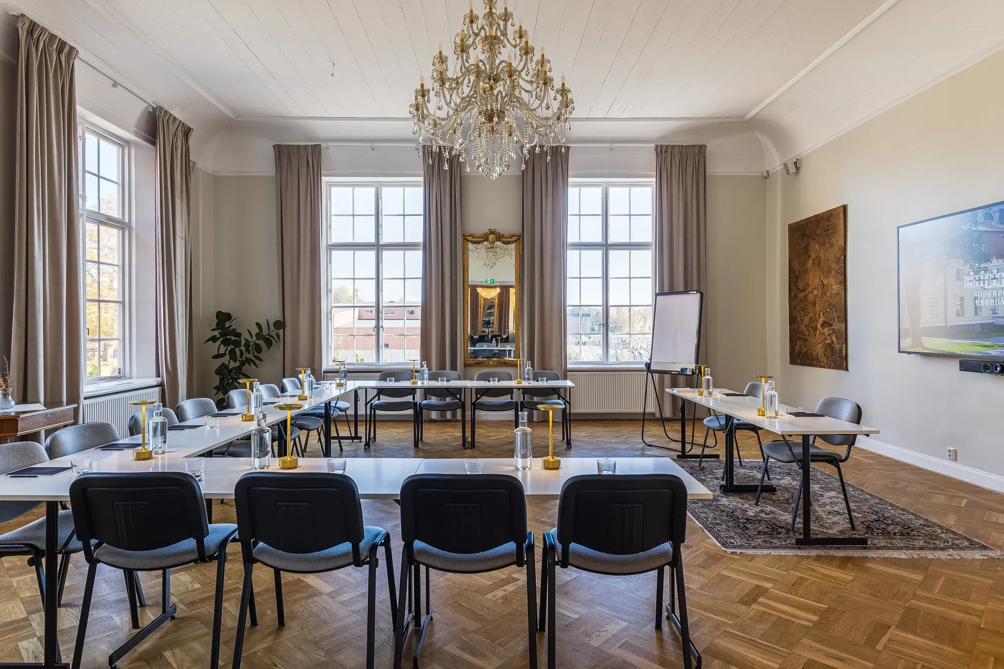 Depken möblerad i U-form med projektorskärm och blädderblock.