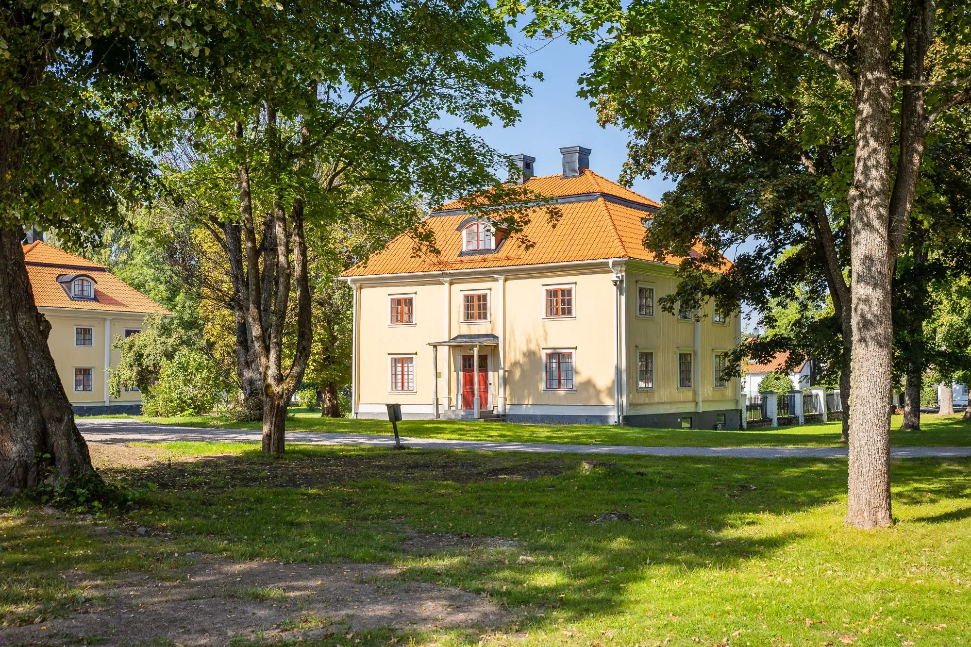 Ankarhusets ljusa fasad vid den historiska gårdsplanen.