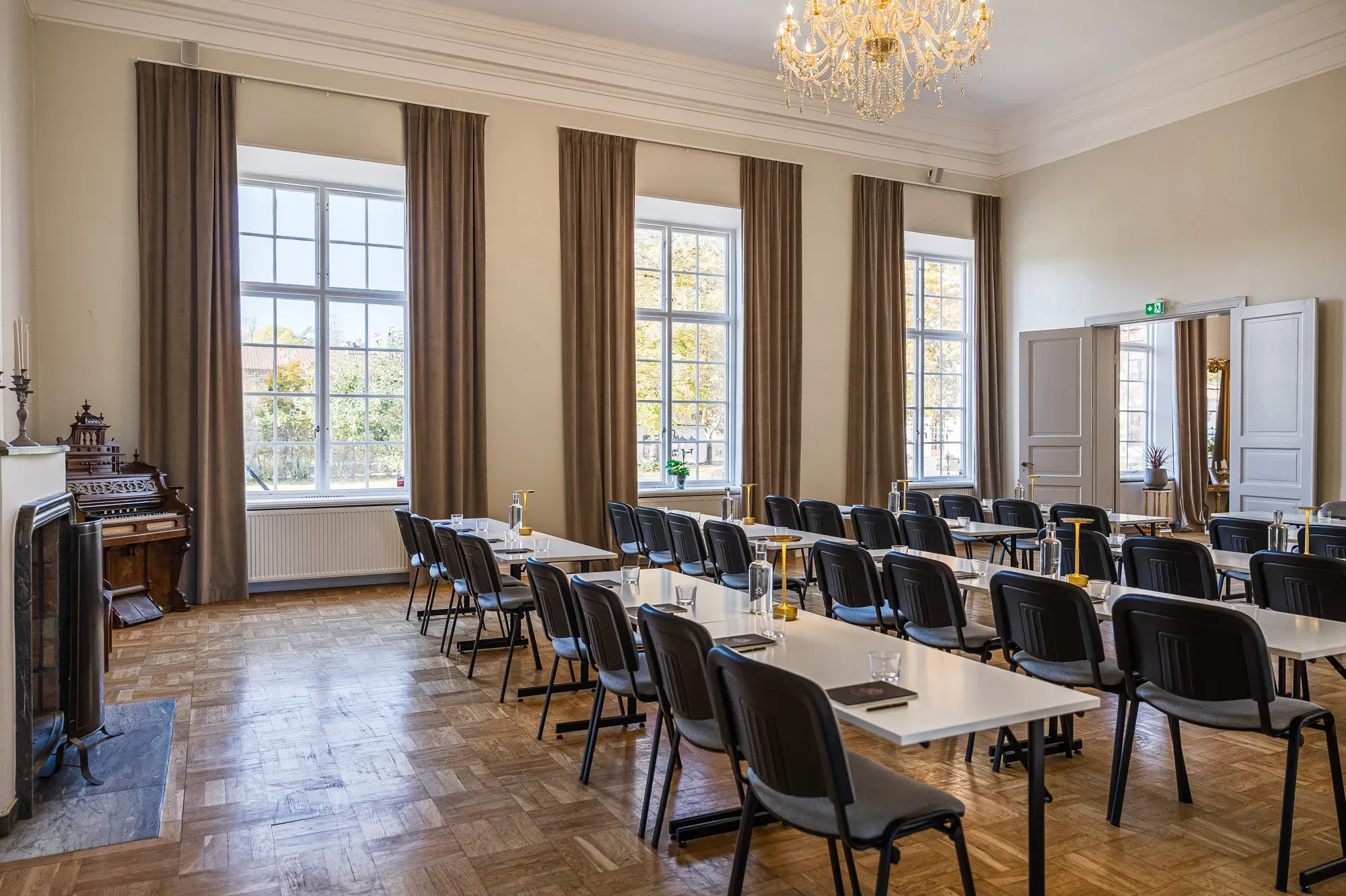 Ankarström uppställd som konferenslokal med långa bord.