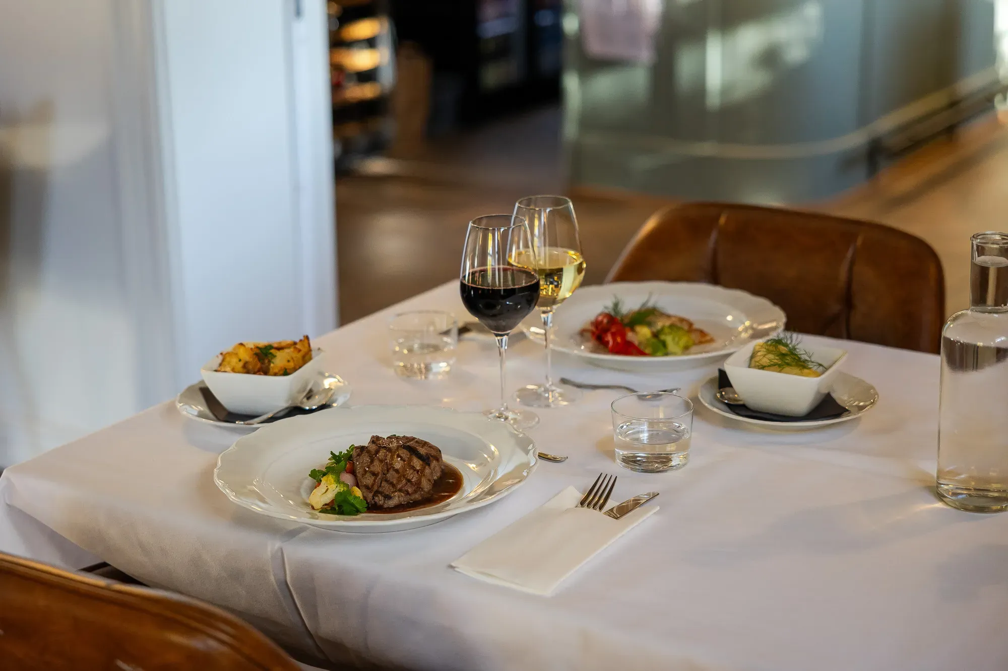 Dukad middag med flera rätter och vin i herrgårdens restaurang.