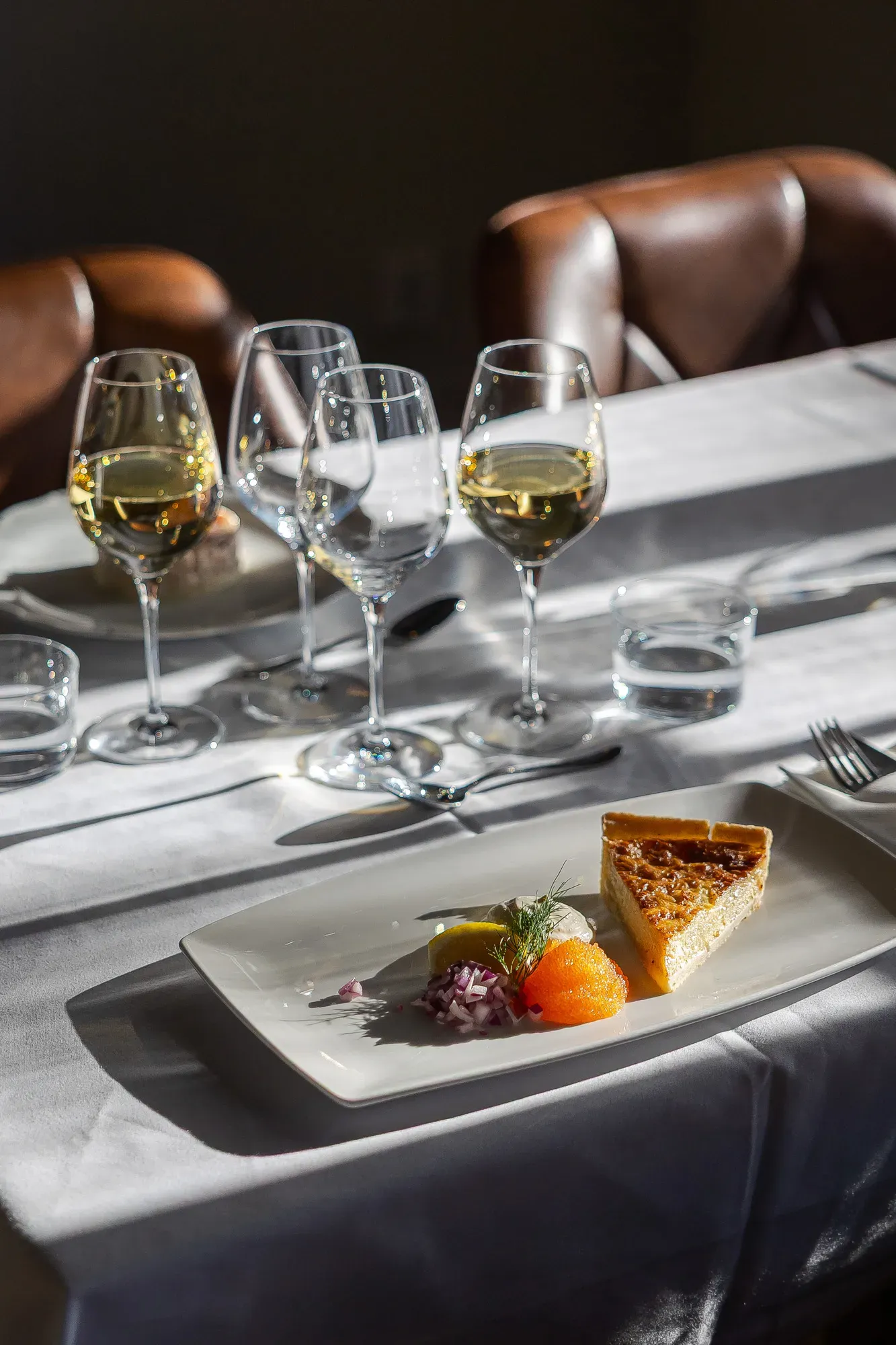 Dukad middag med vin i herrgårdens restaurang.