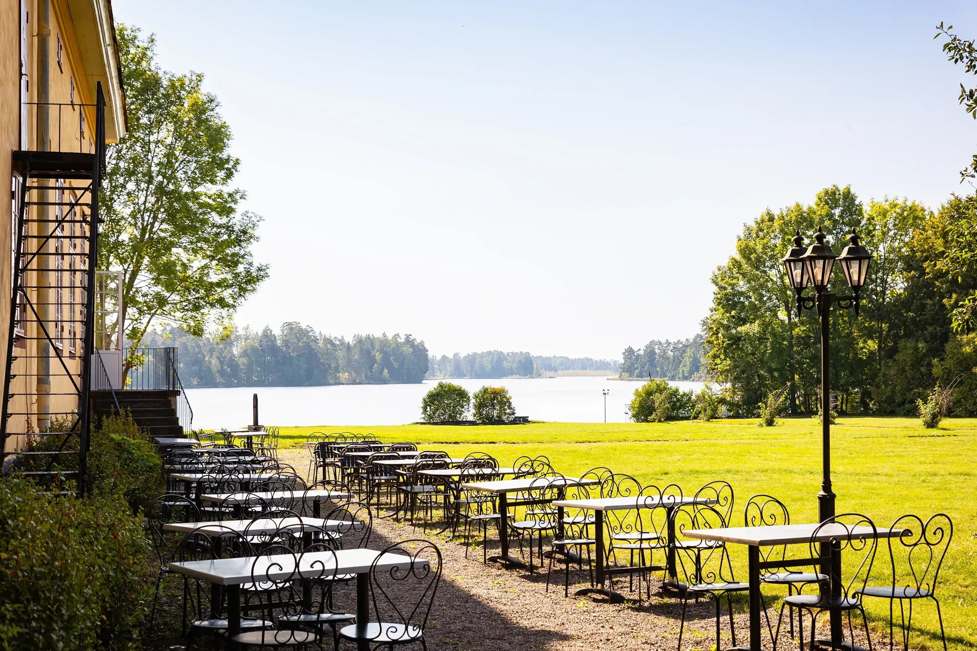 Herrgårdens uteservering och trädgård vid Dalälven.