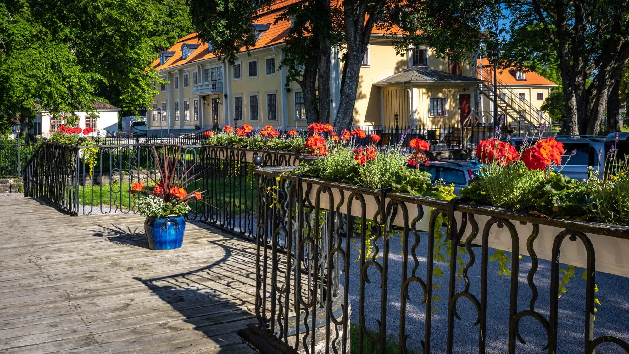 Söderfors Herrgård sedd från bron över kanalen.