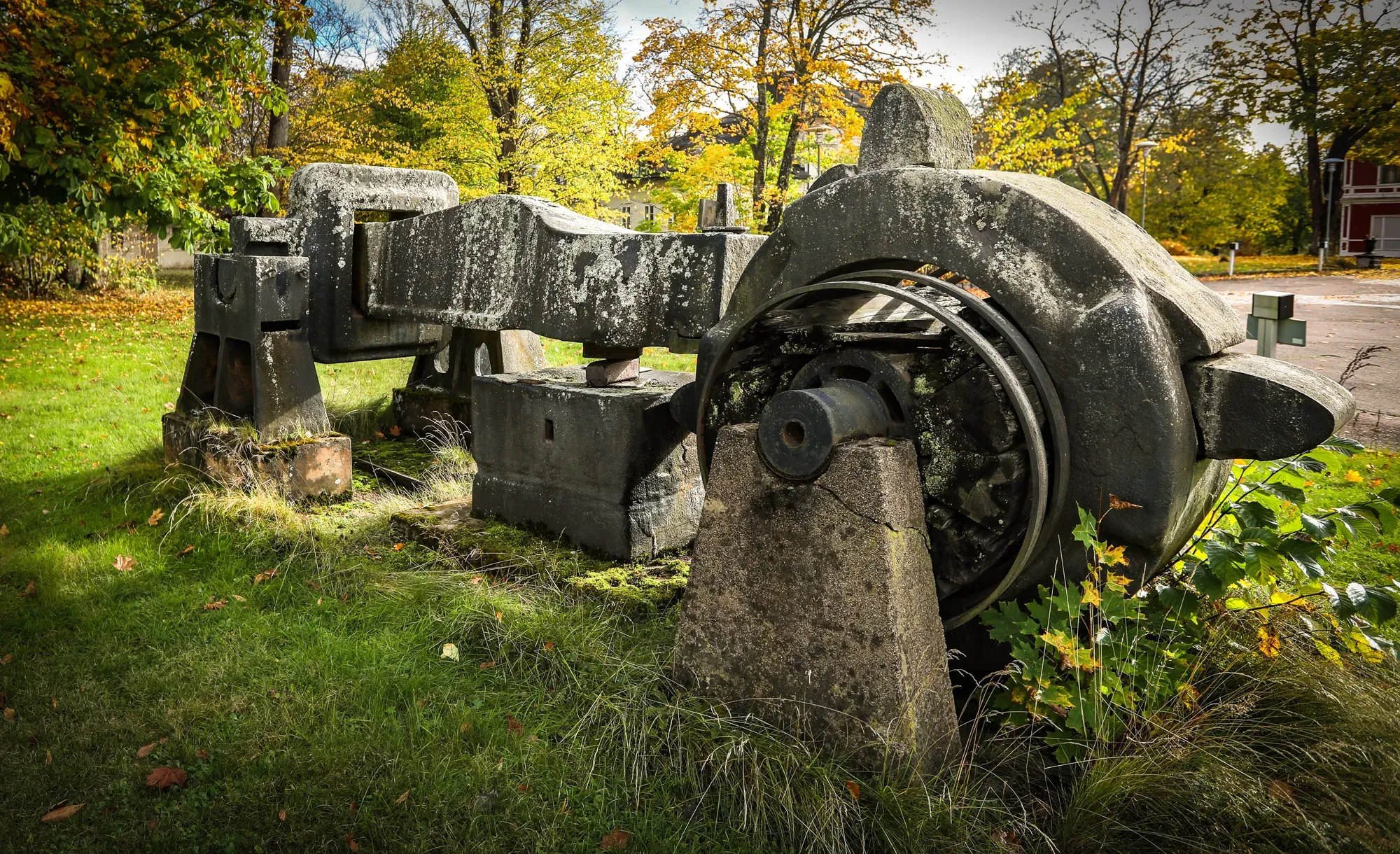 Historisk industrimaskin bevarad utomhus i Söderfors.