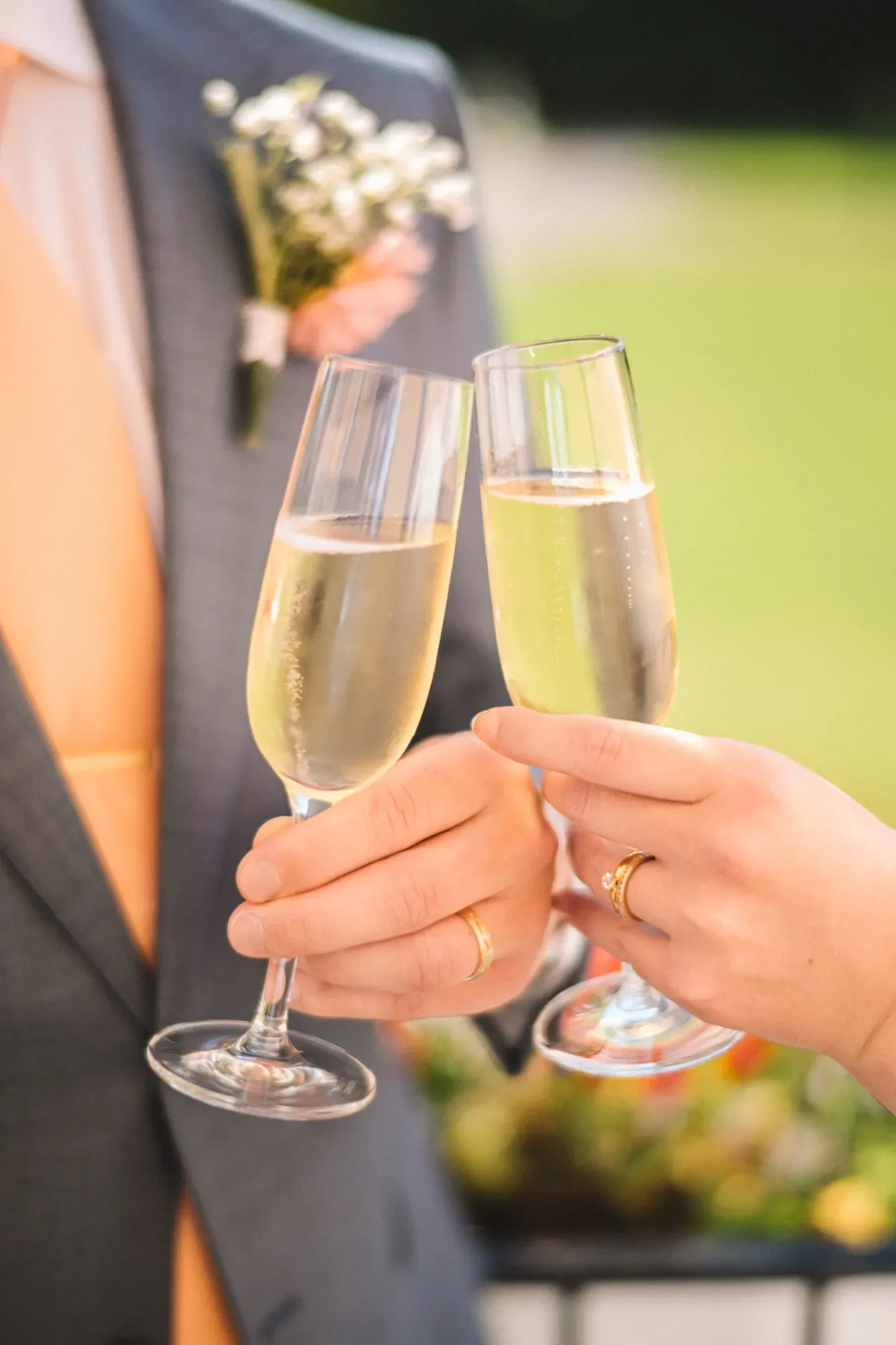 Ett brudpar skålar med champagne.